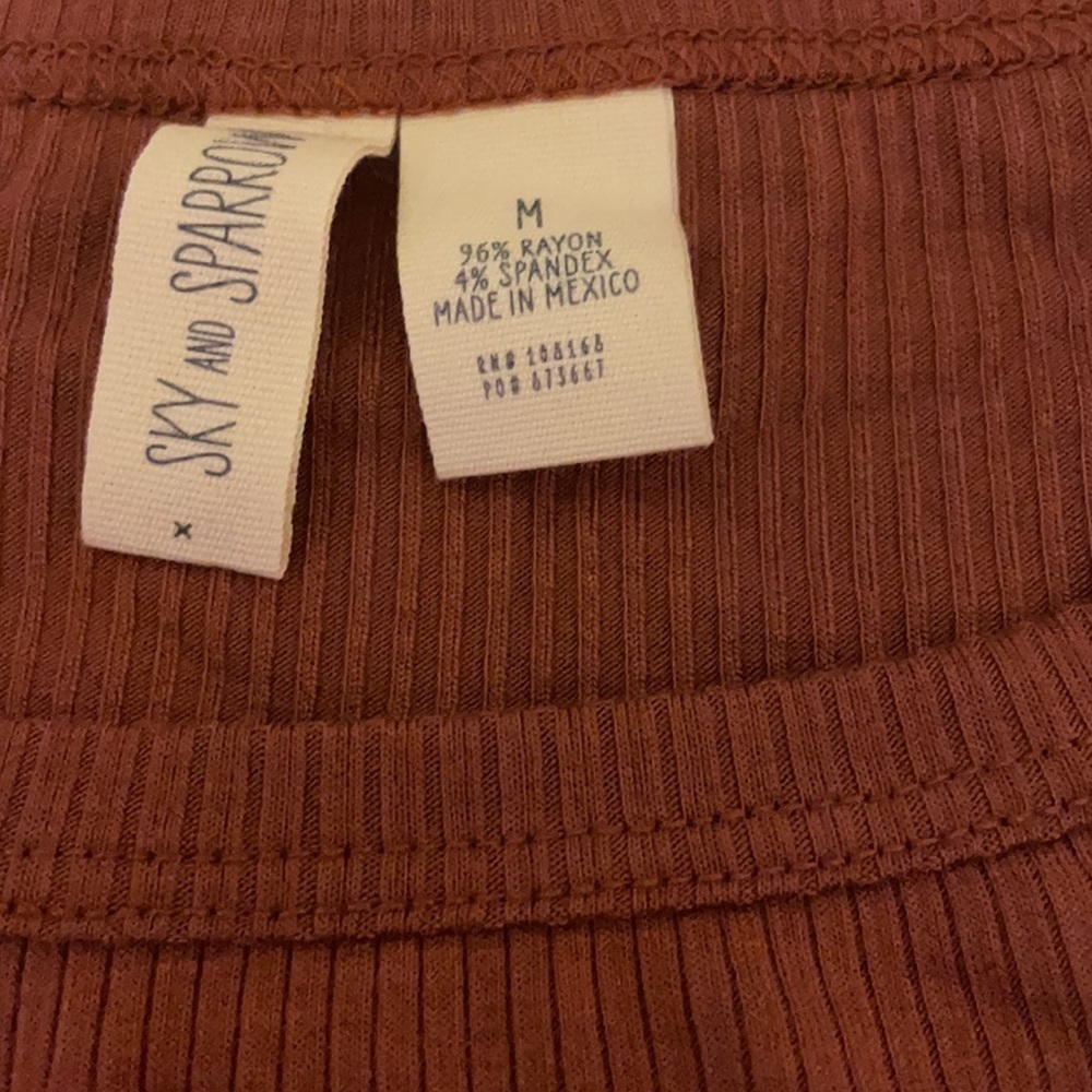 Tilly’s love sleeve sinch side top - Picture 3 of 3
